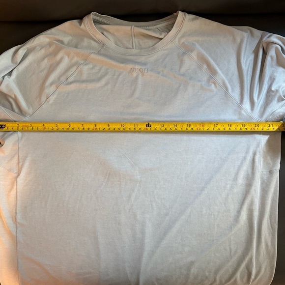 Vuori Short Sleeve Precept Tech Tee in Sky Grey Size Large - Picture 8 of 8